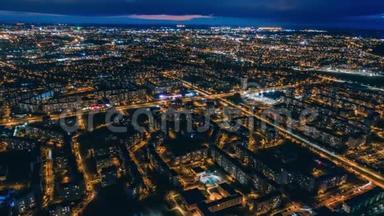 里加市的夜间高空坠落，城镇的时间推移，公寓大楼，慢速飞行，生活房屋，房地产，拉脱维亚